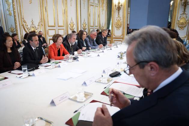 Emmanuel Macron Meets With IPBES Delegation - Paris (Left row, LtoR) Scientists of the Intergovernmental Science-Policy Platform on Biodiversity and Ecosystem Services (IPBES) Hien Ngo, Eduardo Brondizio, Anne Larigauderie, President of the IPBES Robert Watson, Sandra Diaz, Josef Settele and Paul Leadley, attend a meeting with French President Emmanuel Macron at the Elysee Palace in Paris on May 6, 2019. Photo by Hamilton Pool ABACAPRESS.COM Paris IDF France  Copyright: xHamilton Pool ABACAx 681675_002 Hamilton Pool ABACAx 681675_002