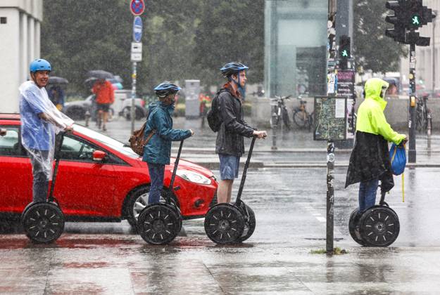 Regenwetter Berlin, 23.06.2023 -Touristen stehen bei starken Regen mit Segway Personal Transportern an einer Ampel. Starke Unwetter sind ueber Teile Deutschlands gezogen. Berlin Berlin Deutschland
