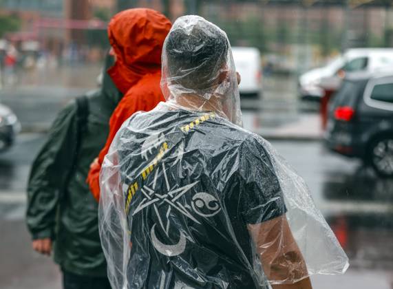 Regenwetter Berlin, 23.06.2023 -Touristen schuetzen sich mit Regencapes vor starkem Regenfall. Starke Unwetter sind ueber Teile Deutschlands gezogen. Berlin Berlin Deutschland