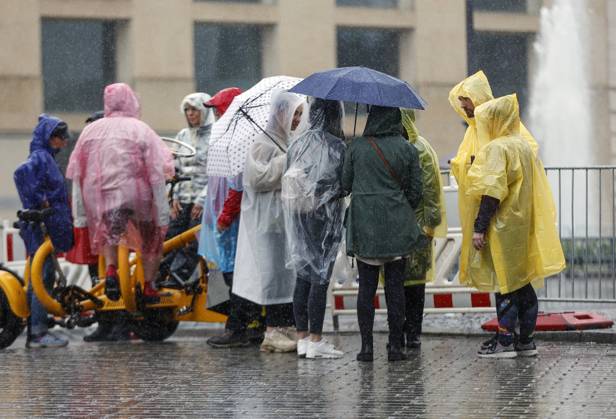 Regenwetter Berlin, 23.06.2023 -Touristen schuetzen sich mit Regencapes und Regenschirmen vor starkem Regenfall. Starke Unwetter sind ueber Teile Deutschlands gezogen. Berlin Berlin Deutschland