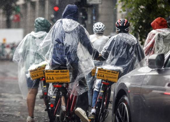 Regenwetter Berlin, 23.06.2023 -Touristen einer Berlin On Bike Fahrradtour schuetzen sich mit Regencapes vor starkem Regenfall. Starke Unwetter sind ueber Teile Deutschlands gezogen. Berlin Berlin Deutschland