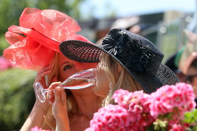23.06.2023, Ascot, Windsor, GBR - Fashion: Women with hats at the racecourse. Ascot racecourse. (Zuschauer, Besucher, Publikum, Fashion, Mode, modisch, Frauen, Eleganz, elegant, Huete, High Society, Gesellschaft, Menschen, Personen, weiblich, feminin, Kopfbedeckungen, Sekt, Champagner, Alkohol) 230623D500ROYAL_ASCOT