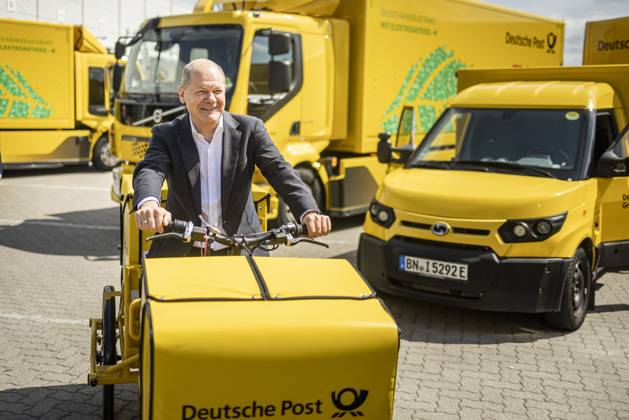 Bilder des Jahres 2023, News June 06 News Themen der Woche KW25 Bundeskanzler Olaf Scholz sitzt auf einem Postfahrrad waehrend eines Besuchs eines Briefzentrums in Rahmen einer Betriebsversammlung in Stahnsdorf, 24.06.2023. Stahnsdorf Deutschland