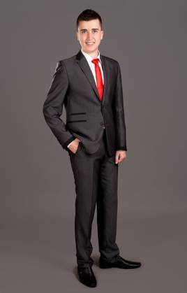 Portrait of young businessman standing on grey background Copyright: xIvanxDanikx xDesignxPicsx , 32001040 Copyright: IvanxDanikx xDesignxPics 32001040 !ACHTUNG AUFNAHMEDATUM GESCHÄTZT! RECORD DATE NOT STATED