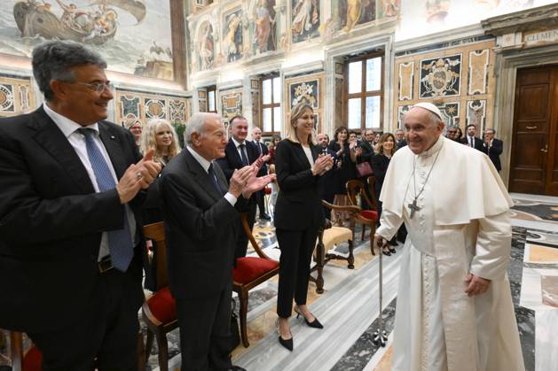 Italy, Rome, Vatican, 2023 6 24. Pope Francis receives Biagio Agnes Award Delegation in audience at Vatican Photograph by Vatican Media Catholic Press Photo RESTRICTED TO EDITORIAL USE - NO MARKETING - NO ADVERTISING CAMPAIGNS  Copyright: xVATICANxMEDIAx xipa-agency.netx xVaticanxMediax IPA_IPA38851610