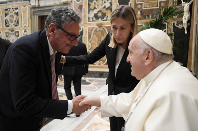 Italy, Rome, Vatican, 2023 6 24. Pope Francis receives Biagio Agnes Award Delegation in audience at Vatican Photograph by Vatican Media Catholic Press Photo RESTRICTED TO EDITORIAL USE - NO MARKETING - NO ADVERTISING CAMPAIGNS  Copyright: xVATICANxMEDIAx xipa-agency.netx xVaticanxMediax IPA_IPA38851613