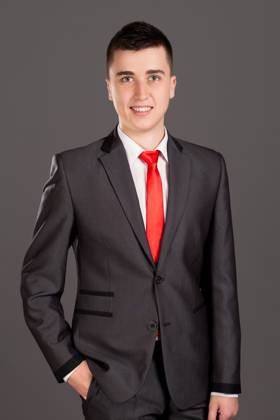 Portrait of young businessman standing on grey background Copyright: xIvanxDanikx xDesignxPicsx , 32003661 Copyright: IvanxDanikx xDesignxPics 32003661 !ACHTUNG AUFNAHMEDATUM GESCHÄTZT! RECORD DATE NOT STATED