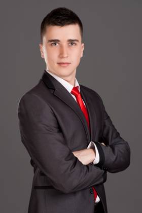 Portrait of young businessman standing on grey background Copyright: xIvanxDanikx xDesignxPicsx , 32003663 Copyright: IvanxDanikx xDesignxPics 32003663 !ACHTUNG AUFNAHMEDATUM GESCHÄTZT! RECORD DATE NOT STATED