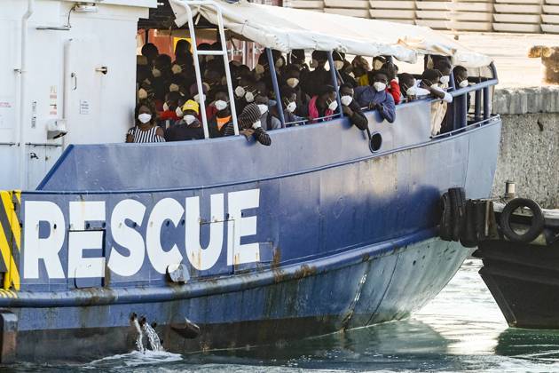 Bilder des Jahres 2023, News June 06 News Themen der Woche KW25 Italy: 172 migrants, disembarkation operations in Salerno the ship AitaMari of the NGO Salvamento Maritimo Humanitario, which picked up 172 migrants on board two infants and 55 minors off the island of Lampedusa, in the port of Salerno, the disembarkation operations. AitaMari_0056 Copyright: xAntonioxBalascox