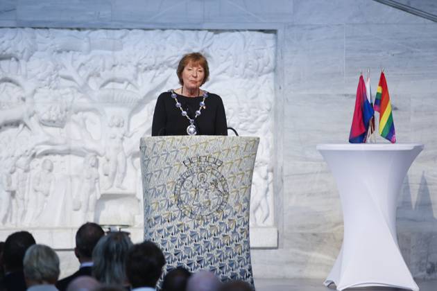 Norwegen, Gedenken am Jahrestag des Anschlags von Oslo am 25. Juni 2022 Minnemarkering 25. juni i Oslo Radhus Oslo 20230625. Ordforer Marianne Borgen er vertskap for minnemarkeringen etter 25. juni terroren, som arrangeres i samarbeid med FRI foreningen for kjonns- og seksualitetsmangfold, Skeiv verden og Stottegruppa 25. juni. Foto: Frederik Ringnes NTB Oslo Norge 0mtSWecN2oU EDITORIAL USE ONLY Ref:0mtSWecN2oU.jpg  Copyright: xFrederikxRingnesx xNTBx