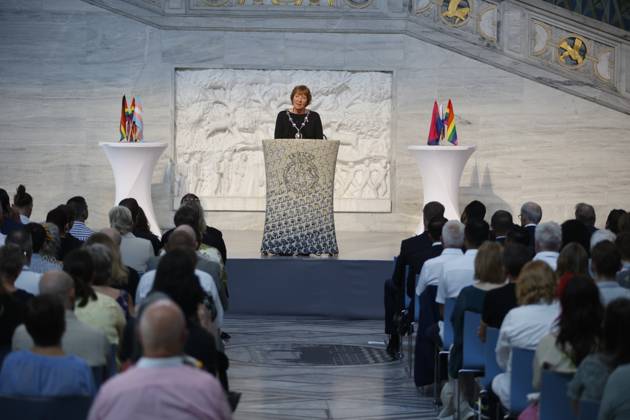 Norwegen, Gedenken am Jahrestag des Anschlags von Oslo am 25. Juni 2022 Minnemarkering 25. juni i Oslo Radhus Oslo 20230625. Ordforer Marianne Borgen er vertskap for minnemarkeringen etter 25. juni terroren, som arrangeres i samarbeid med FRI foreningen for kjonns- og seksualitetsmangfold, Skeiv verden og Stottegruppa 25. juni. Foto: Frederik Ringnes NTB Oslo Norge 5_JZLcT9sGk EDITORIAL USE ONLY Ref:5_JZLcT9sGk.jpg  Copyright: xFrederikxRingnesx xNTBx