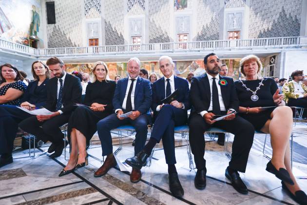 Norwegen, Gedenken am Jahrestag des Anschlags von Oslo am 25. Juni 2022 Minnemarkering 25. juni i Oslo Radhus Oslo 20230625. Ordforer Marianne Borgen t-h- er vertskap for minnemarkeringen etter 25. juni terroren, som arrangeres i samarbeid med FRI foreningen for kjonns- og seksualitetsmangfold, Skeiv verden og Stottegruppa 25. juni.Ved hennes side sitter stortingspresident Masud Gharahkhani, statsminister Jonas Gahr Store, byradsleder Raymond Johansen, justis og beredskapsminister Emilie Enger Mehl, naeringsminister Jan Christian Vestre og tidligere kulturminister Anette Trettebergstuen. Foto: Frederik Ringnes NTB Oslo Norge LZ_vXKtzTeQ EDITORIAL USE ONLY Ref:LZ_vXKtzTeQ.jpg  Copyright: xFrederikxRingnesx xNTBx