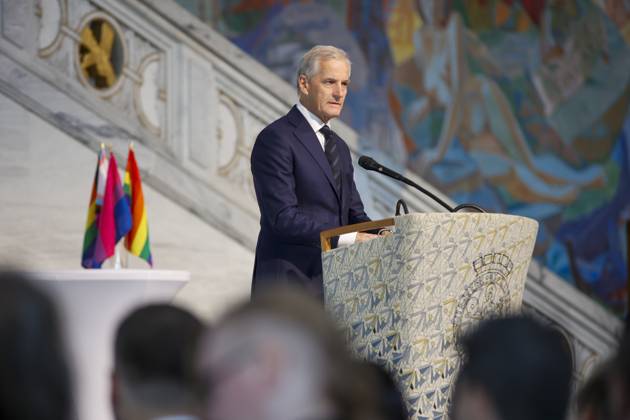 Bilder des Jahres 2023, News June 06 News Themen der Woche KW25 Norwegen, Gedenken am Jahrestag des Anschlags von Oslo am 25. Juni 2022 Minnemarkering 25. juni i Oslo Radhus Oslo 20230625. Statsminister Jonas Gahr Store deltar pa minnemarkeringen etter 25. juni terroren, som arrangeres i samarbeid med FRI foreningen for kjonns- og seksualitetsmangfold, Skeiv verden og Stottegruppa 25. juni. Foto: Frederik Ringnes NTB Oslo Norge 2fYd-PJQ8ek EDITORIAL USE ONLY Ref:2fYd-PJQ8ek.jpg  Copyright: xFrederikxRingnesx xNTBx