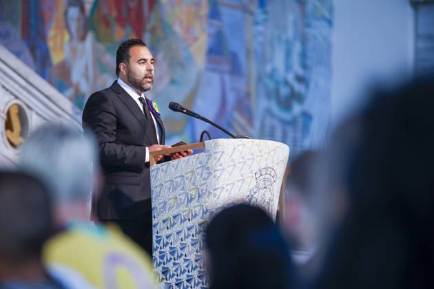 Norwegen, Gedenken am Jahrestag des Anschlags von Oslo am 25. Juni 2022 Minnemarkering 25. juni i Oslo Radhus Oslo 20230625. Stortingspresident Masud Gharahkhani deltar pa minnemarkeringen etter 25. juni terroren, som arrangeres i samarbeid med FRI foreningen for kjonns- og seksualitetsmangfold, Skeiv verden og Stottegruppa 25. juni. Foto: Frederik Ringnes NTB Oslo Norge gVlA9Sfjyro EDITORIAL USE ONLY Ref:gVlA9Sfjyro.jpg  Copyright: xFrederikxRingnesx xNTBx
