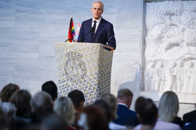 Norwegen, Gedenken am Jahrestag des Anschlags von Oslo am 25. Juni 2022 Minnemarkering 25. juni i Oslo Radhus Oslo 20230625. Statsminister Jonas Gahr Store deltar pa minnemarkeringen etter 25. juni terroren, som arrangeres i samarbeid med FRI foreningen for kjonns- og seksualitetsmangfold, Skeiv verden og Stottegruppa 25. juni. Foto: Frederik Ringnes NTB Oslo Norge MBrXvhWLTwc EDITORIAL USE ONLY Ref:MBrXvhWLTwc.jpg  Copyright: xFrederikxRingnesx xNTBx
