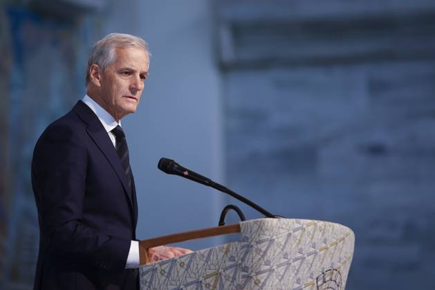 Norwegen, Gedenken am Jahrestag des Anschlags von Oslo am 25. Juni 2022 Minnemarkering 25. juni i Oslo Radhus Oslo 20230625. Statsminister Jonas Gahr Store deltar pa minnemarkeringen etter 25. juni terroren, som arrangeres i samarbeid med FRI foreningen for kjonns- og seksualitetsmangfold, Skeiv verden og Stottegruppa 25. juni. Foto: Frederik Ringnes NTB Oslo Norge DPtS2CM-87w EDITORIAL USE ONLY Ref:DPtS2CM-87w.jpg  Copyright: xFrederikxRingnesx xNTBx
