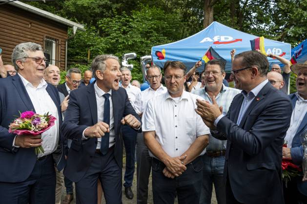 Bilder des Jahres 2023, News June 06 News Themen der Woche KW25 News Bilder des Tages STICHWAHL ZUM LANDRAT IN SONNEBERG 25 06 2023 - Sonneberg: Die Stichwahl zum neuen Landrat des Landkreises Sonneberg am 25. Juni 2023 in Sonneberg (Thüringen). V.l.n.r. Carsten Hütter, Björn Höcke (AfD), AfD-Landratskandidat, Robert Sesselmann, und MdB Tino Chrupalla (AfD) jubeln nach dem Wahlsieg in der Frankenbaude. _________________