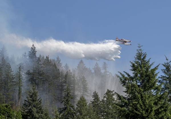 News Themen der Woche KW26 Bilder des Jahres 2023, News 06 Juni June 26, 2023, Vancouver, BC, Canada: Air tankers drop water on a brush fire burnng near Whyte Lake in West Vancouver. The fire burned about 3 hectares by late afternoon and forced the closure of Highway 99 in both directions. Vancouver Canada - ZUMAh13_ 20230626_zaf_h13_001 Copyright: xPJxHellerx