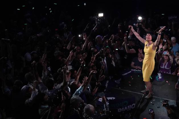 News Themen der Woche KW26 Bilder des Jahres 2023, News 06 Juni June 26, 2023, Toronto, Ontario, Canada: Toronto s newly elected Mayor OLIVIA CHOW, 66, Makes her way through the crowd as she celebrates her win at an election night event in Toronto on Monday. Toronto CAN  - ZUMAc35_ 20230626_zaf_c35_147 Copyright: xChrisxYoungx