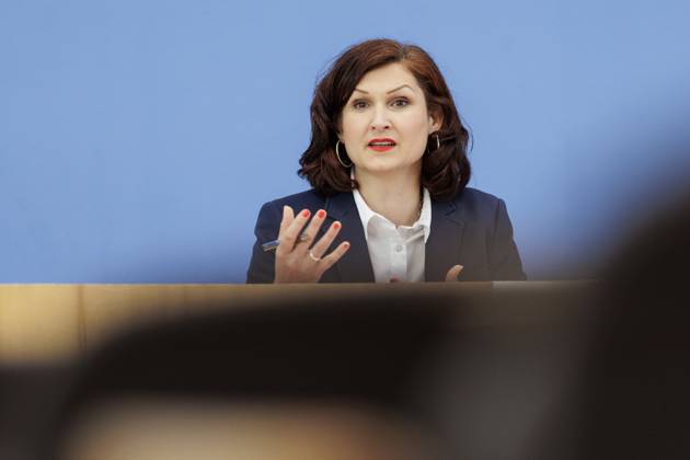 Ferda Ataman, Bundesbeauftragte fuer Antidiskriminierung, aufgenommen im Rahmen der Vorstellung des Jahresberichts 2022 der Antidiskriminierungsstelle des Bundes in der Bundespressekonferenz in Berlin, 27.06.2023. Berlin Deutschland