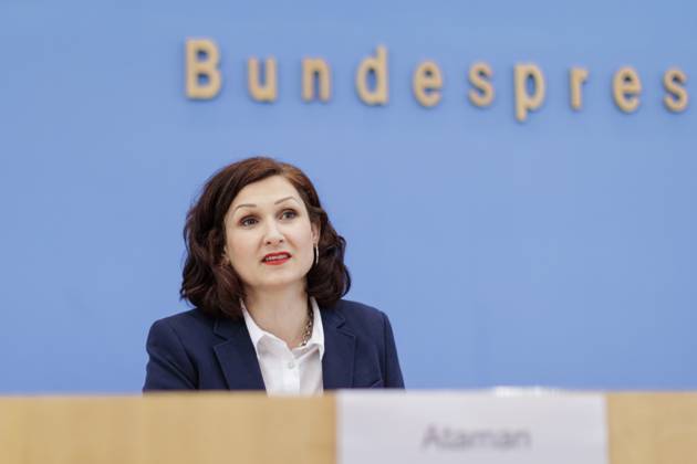 Ferda Ataman, Bundesbeauftragte fuer Antidiskriminierung, aufgenommen im Rahmen der Vorstellung des Jahresberichts 2022 der Antidiskriminierungsstelle des Bundes in der Bundespressekonferenz in Berlin, 27.06.2023. Berlin Deutschland