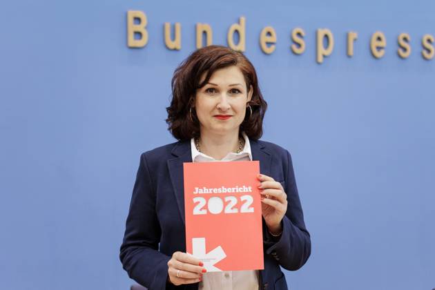 News Themen der Woche KW26 News Bilder des Tages Ferda Ataman, Bundesbeauftragte fuer Antidiskriminierung, aufgenommen im Rahmen der Vorstellung des Jahresberichts 2022 der Antidiskriminierungsstelle des Bundes in der Bundespressekonferenz in Berlin, 27.06.2023. Berlin Deutschland