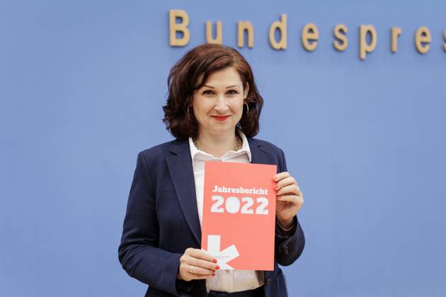 Ferda Ataman, Bundesbeauftragte fuer Antidiskriminierung, aufgenommen im Rahmen der Vorstellung des Jahresberichts 2022 der Antidiskriminierungsstelle des Bundes in der Bundespressekonferenz in Berlin, 27.06.2023. Berlin Deutschland