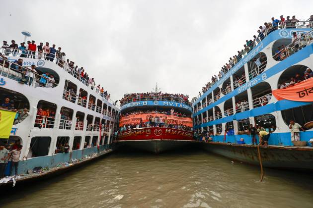 News Themen der Woche KW26 Bilder des Jahres 2023, News 06 Juni News Bilder des Tages News Bilder des Tages Eid al-Adha Holiday - Dakha Bangladeshi homebound people take place on an overcrowded ferry to travel to their hometowns for celebrates Eid al-Adha festival, in Dhaka, Bangladesh, June 27, 2023. Photo by Suvra Kanti Das ABACAPRESS.COM Dhaka Bangladesh  Copyright: xSuvraxKantixDas ABACAx 858652_002 SuvraxKantixDas ABACAx 858652_002