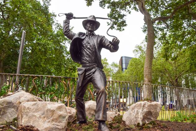 Entertainment Themen der Woch KW26 Bilder des Jahres 2023, Entertainment 06 Juni Entertainment Bilder des Tages June 28, 2023, London, England, United Kingdom: A new sculpture of Indiana Jones has been unveiled in Leicester Square, part of the permanent statue trail Scenes In The Square featuring famous film characters. The unveiling of the statue coincides with the UK opening of Indiana Jones and the Dial of Destiny. London United Kingdom - ZUMAv130 20230628_zip_v130_007 Copyright: xVukxValcicx