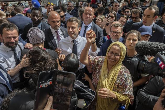 News Themen der Woche KW26 Bilder des Jahres 2023, News 06 Juni News Bilder des Tages President Macron Visits The Benza District - Marseille French President Emmanuel Macron meets residents during his visit to the Benza district in the port city of Marseille on June 28, 2023.Photo by Eliot Blondet ABACAPRESS.COM Marseille France  Copyright: xBlondetxEliot ABACAx 858733_030 BlondetxEliot ABACAx 858733_030