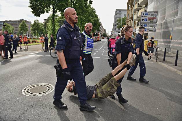 News Themen der Woche KW26 Bilder des Jahres 2023, News 06 Juni News Bilder des Tages 28.6.2023 Die Letzte Generaion in Mannheim Mitglieder der Aktivistengruppe Letzte Generation versuchen in Mannheim eine Strassenblockade, die von der Polizei schnell aufgelöst wurde. Einige Aktivisten wurden von der Strasse getragen, alle Teilnehmer der Aktion erhielten temporäre Platzverweise. Mannheim Wasserturm Baden Württemberg Deutschland