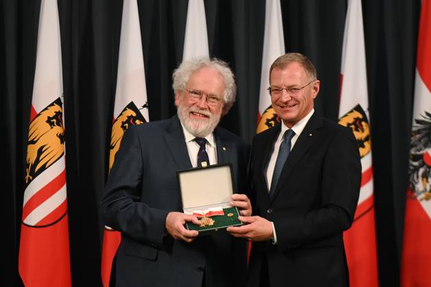 News Themen der Woche KW26 Bilder des Jahres 2023, News 06 Juni News Bilder des Tages Überreichungsfeier Großes Goldenes Ehrenzeichen des Landes Oberösterreich an Physik-Nobelpreisträger Anton Zeilinger, durch den Landeshauptmann des österreichischen Bundeslandes Oberösterreich, Thomas Stelzer, im Steinernen Saal des Linzer Landhauses, am 28.06.23. Das Bild zeigt den Physik-Nobelpriesträger Anton Zeilinger während er durch den LAndeshauptmann des österreichischen Bundeslandes Oberösterreich, Thomas Stelzer das Goldene Enrenzeichen erhält 2023 - Überreichungsfeier Großes Goldenes Ehrenzeichen des Landes Oberösterreich an Physik-Nobelpreisträger Anton Zeilinger, durch den Landeshauptmann des österreichischen Bundeslandes Oberösterreich, Thomas Stelzer, im Steinernen Saal des Linzer Landhauses, am 2