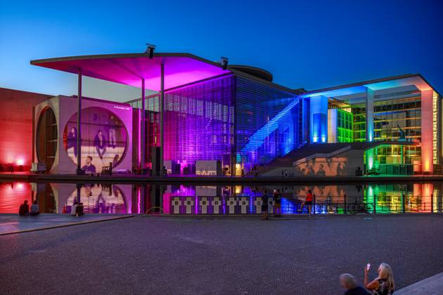 News Themen der Woche KW26 Bilder des Jahres 2023, News 06 Juni News Bilder des Tages Film- und LichtÂ­projektion im ParlamentsÂ­viertel Deutschland, Berlin Sommer 2023: Die Fassade des Marie-Elisabeth-Lüders-Hauses als Lichtspielbühne der halbstündige Installation mit den Titel Dem deutschen Volke Eine parlamentarische Spurensuche. Vom Reichstag zum Bundestag.
