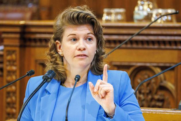 20230628 Wiener Gemeinderat - Rechnungsabschluss 2022 WIEN, OESTERREICH - JUNI 28: Abgeordneter zum Wiener Landtag und Gemeinderat Elisabeth Olischar (OeVP) beim Wiener Gemeinderat - - Rechnungsabschluss 2022 im Rathaus am 28. Juni 2023 in Wien, Oesterreich. 230628_SEPA_10_067 Copyright: xmichaelxindrax SEPAxMedia