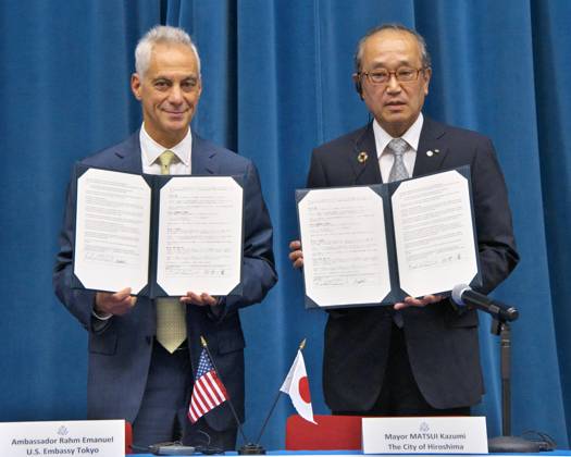 News Themen der Woche KW26 Bilder des Jahres 2023, News 06 Juni News Bilder des Tages U.S. Ambassador to Japan Rahm Emanuel and Hiroshima Mayor Matsui Kazumi attend the Hiroshima Peace Memorial Park-Pearl Harbor National Memorial Sister Park Signing Ceremony at U.S. Embassy in Tokyo, Japan on Thursday, June 29, 2023.  TKP2023062930r KEIZOxMORI