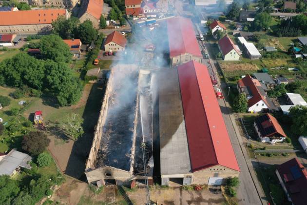 News Themen der Woche KW26 Bilder des Jahres 2023, News 06 Juni News Bilder des Tages 29.06.2023 Sachsen-Anhalt Sachsen Anhalt Saalekreis Saalkreis Foto Beesenstedt Brand einer Lagerhalle Feuerwehr Polizei Löschtrupp löschen Feuer freiwillige Kameraden Luftbild Luftaufnahme Rettungsdienst