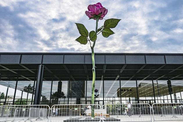 Entertainment Themen der Woch KW26 Bilder des Jahres 2023, Entertainment 06 Juni Rose von Isa Genzken vor der Neuen Nationalgalerie