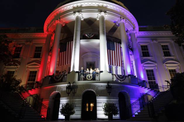 Bilder des Jahres 2023, News 07 Juli News Themen der Woche KW27 News Bilder des Tages July 4, 2023, Washington, District of Columbia, USA: United States President Joe Biden, first lady Dr. Jill Biden, and family watch fireworks on the Blue Room Balcony during a Fourth of July event on the South Lawn of the White House in Washington, DC, on Tuesday, July 4, 2023. President Biden is hosting the event for military and veteran families, caregivers, and survivors to celebrate Independence Day Washington USA - ZUMAs152 20230704_faa_s152_057 Copyright: xTingxShenx-xPoolxviaxCNPx