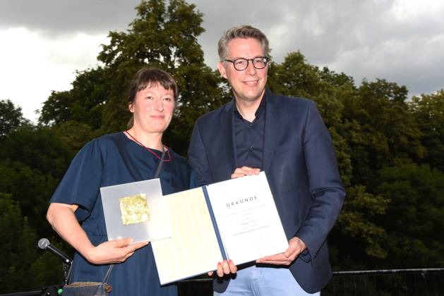 Barbara Yelin Preistraegerin Comiczeichnerin Markus Blume Bayerischer Wissenschenschaft und Kunstminister Muenchen 04.07.2023 Bayerischen Kultursommes im Haus der Kunst Preis.Verleihung Pro meritis scientiae et litterarum Muenchen