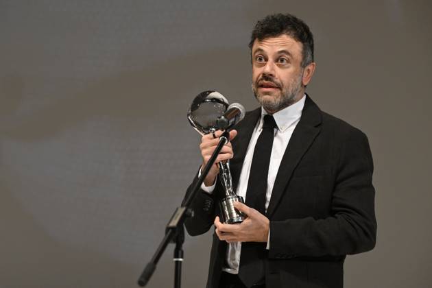 Entertainment Bilder des Tages The last day of the 57th Karlovy Vary International Film Festival, July 8, 2023. Iranian-British director Babak Jalali receives the Directing Award for Fremont at the closing ceremony. (CTKxPhoto KaterinaxSulova) CTKPhotoP2023070805007  CTKPhotoP2023070805007