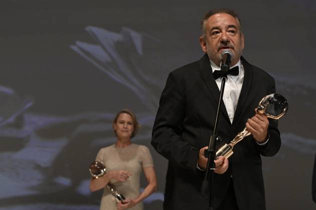 Entertainment Bilder des Tages The last day of the 57th Karlovy Vary International Film Festival, July 8, 2023. Bulgarian director Stephan Komandarev receives the Crystal Globe at the closing ceremony for his film Blazha s Lessons. In the background is American actress Robin Wright, who received the President s Award at the Karlovy Vary International Film Festival. (CTKxPhoto KaterinaxSulova) CTKPhotoP2023070805179  CTKPhotoP2023070805179