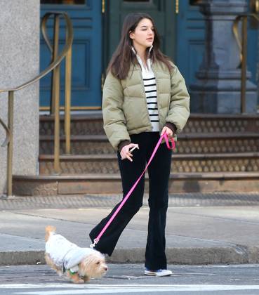 Suri Cruise Walking Her New Puppy - NYC Suri Cruise walking her new puppy with a friend in Soho, New York City, NY, USA on March 14, 2022. Photo by Dylan Travis ABACAPRESS.COM New York City NY United States  Copyright: xDylanxTravis ABACAx 802369_001 DylanxTravis ABACAx 802369_001