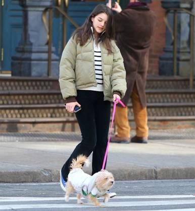 Suri Cruise Walking Her New Puppy - NYC Suri Cruise walking her new puppy with a friend in Soho, New York City, NY, USA on March 14, 2022. Photo by Dylan Travis ABACAPRESS.COM New York City NY United States  Copyright: xDylanxTravis ABACAx 802369_002 DylanxTravis ABACAx 802369_002