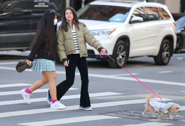 Suri Cruise Walking Her New Puppy - NYC Suri Cruise walking her new puppy with a friend in Soho, New York City, NY, USA on March 14, 2022. Photo by Dylan Travis ABACAPRESS.COM New York City NY United States  Copyright: xDylanxTravis ABACAx 802369_003 DylanxTravis ABACAx 802369_003