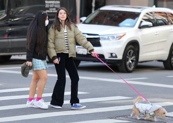 Suri Cruise Walking Her New Puppy - NYC Suri Cruise walking her new puppy with a friend in Soho, New York City, NY, USA on March 14, 2022. Photo by Dylan Travis ABACAPRESS.COM New York City NY United States  Copyright: xDylanxTravis ABACAx 802369_004 DylanxTravis ABACAx 802369_004