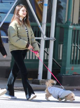 Suri Cruise Walking Her New Puppy - NYC Suri Cruise walking her new puppy with a friend in Soho, New York City, NY, USA on March 14, 2022. Photo by Dylan Travis ABACAPRESS.COM New York City NY United States  Copyright: xDylanxTravis ABACAx 802369_005 DylanxTravis ABACAx 802369_005