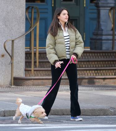 Suri Cruise Walking Her New Puppy - NYC Suri Cruise walking her new puppy with a friend in Soho, New York City, NY, USA on March 14, 2022. Photo by Dylan Travis ABACAPRESS.COM New York City NY United States  Copyright: xDylanxTravis ABACAx 802369_007 DylanxTravis ABACAx 802369_007