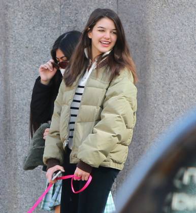 Suri Cruise Walking Her New Puppy - NYC Suri Cruise walking her new puppy with a friend in Soho, New York City, NY, USA on March 14, 2022. Photo by Dylan Travis ABACAPRESS.COM New York City NY United States  Copyright: xDylanxTravis ABACAx 802369_008 DylanxTravis ABACAx 802369_008