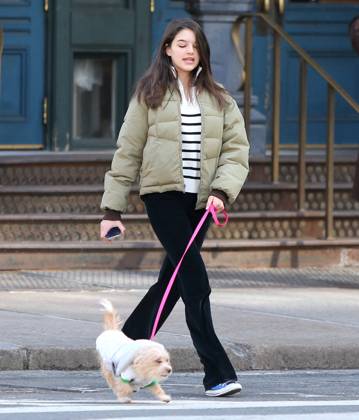 Suri Cruise Walking Her New Puppy - NYC Suri Cruise walking her new puppy with a friend in Soho, New York City, NY, USA on March 14, 2022. Photo by Dylan Travis ABACAPRESS.COM New York City NY United States  Copyright: xDylanxTravis ABACAx 802369_009 DylanxTravis ABACAx 802369_009
