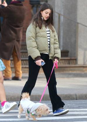 Suri Cruise Walking Her New Puppy - NYC Suri Cruise walking her new puppy with a friend in Soho, New York City, NY, USA on March 14, 2022. Photo by Dylan Travis ABACAPRESS.COM New York City NY United States  Copyright: xDylanxTravis ABACAx 802369_010 DylanxTravis ABACAx 802369_010